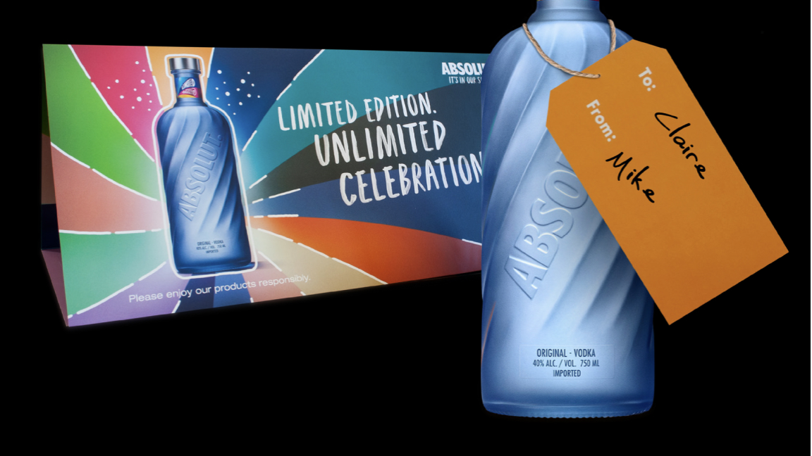 Bouteille d’Absolut Vodka avec une étiquette-cadeau et une carte Courrier de quartier colorée.